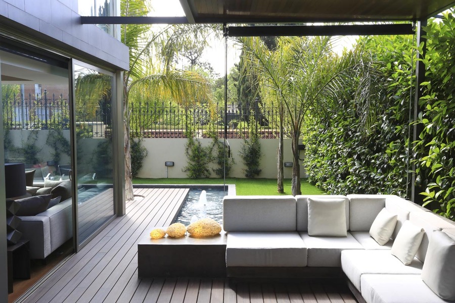 Detalle zona chillout en Sant Just d'Esvern, fuentes, pérgola y bancos