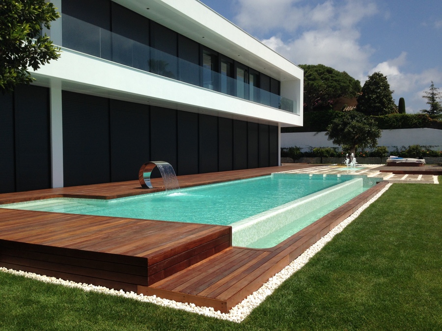 24 metros de piscina desbordante con fuentes