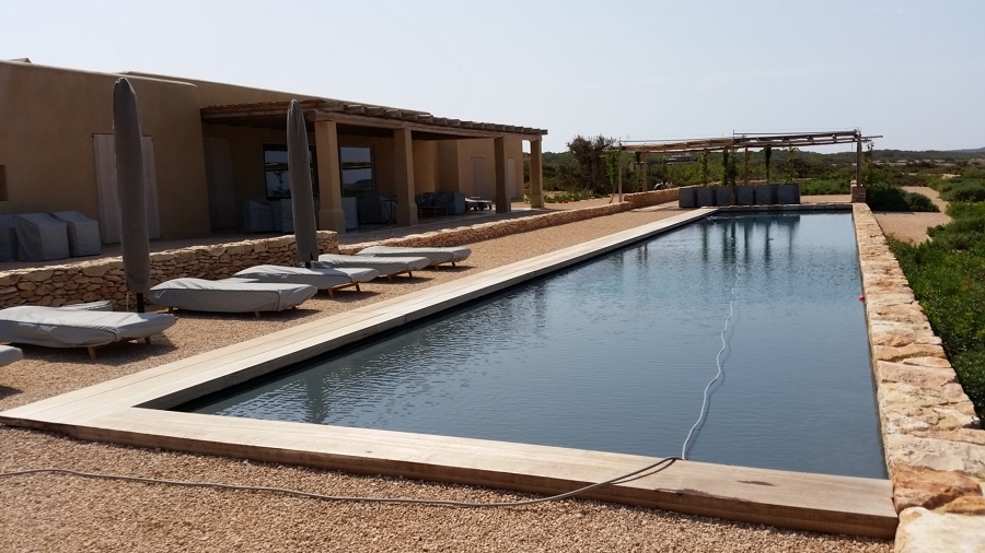 Zona entrada a pie plano, solarium y porche principal casa