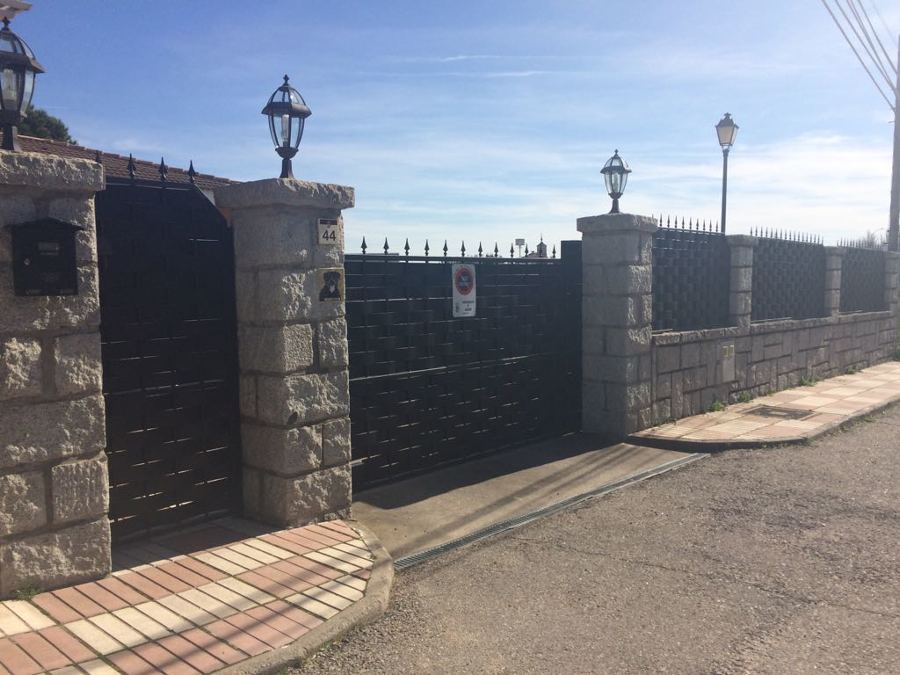 Puerta automática y rejas