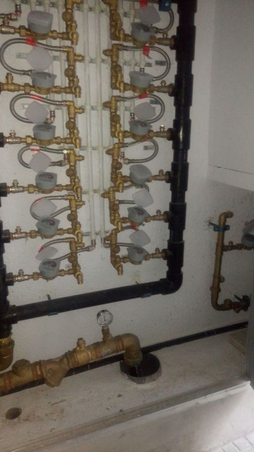 Cuadros de contadores de agua individuales para viviendas.