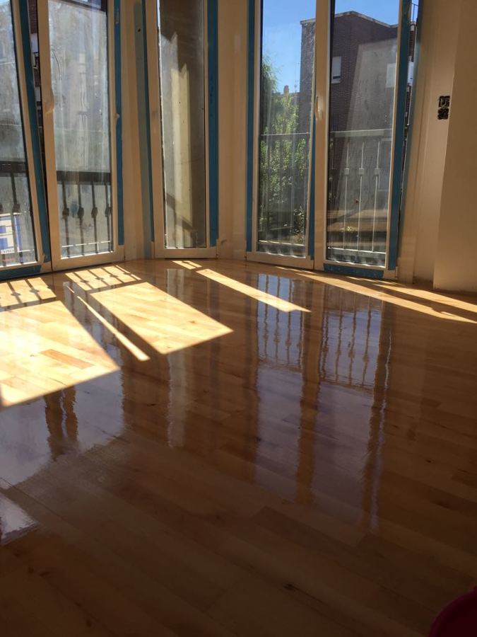 Acochillado y barnizado de parquet
