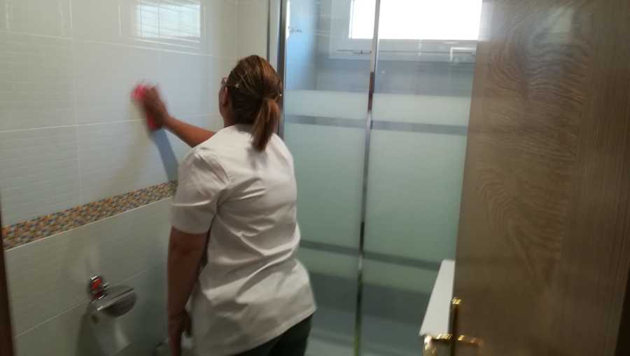 Limpieza de mampara y azulejos