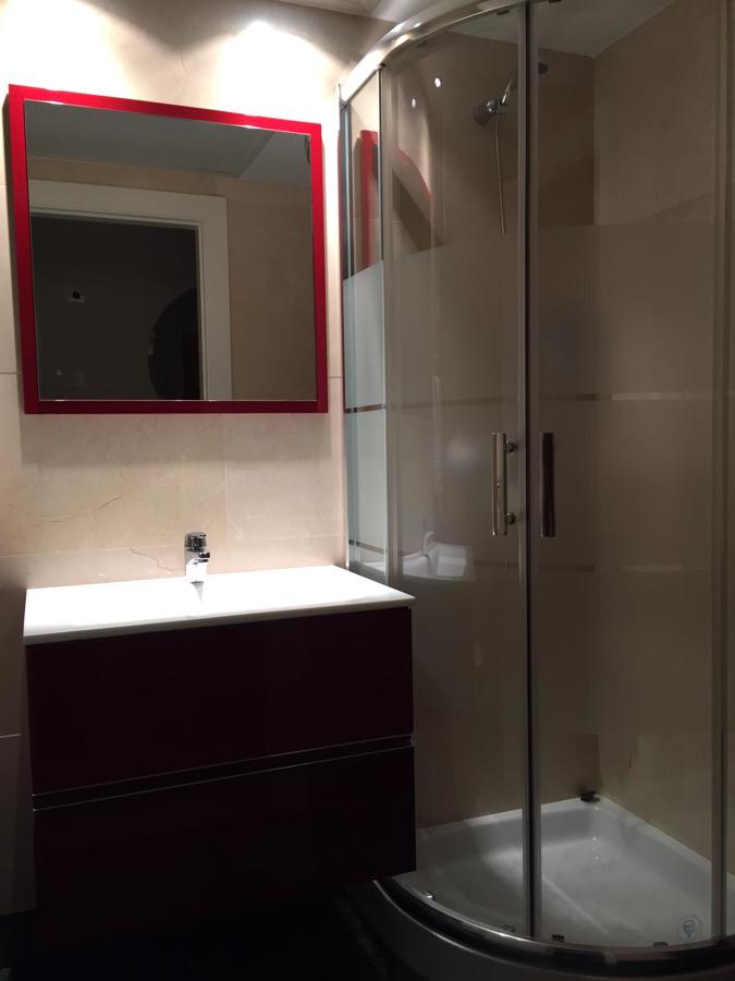 Montaje de muebles de baño, accesorios y mamparas.