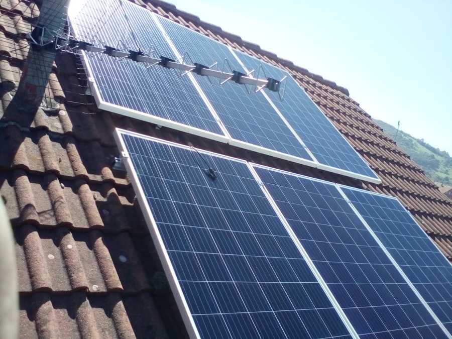 Paneles fotovoltaicos instalados en tejado