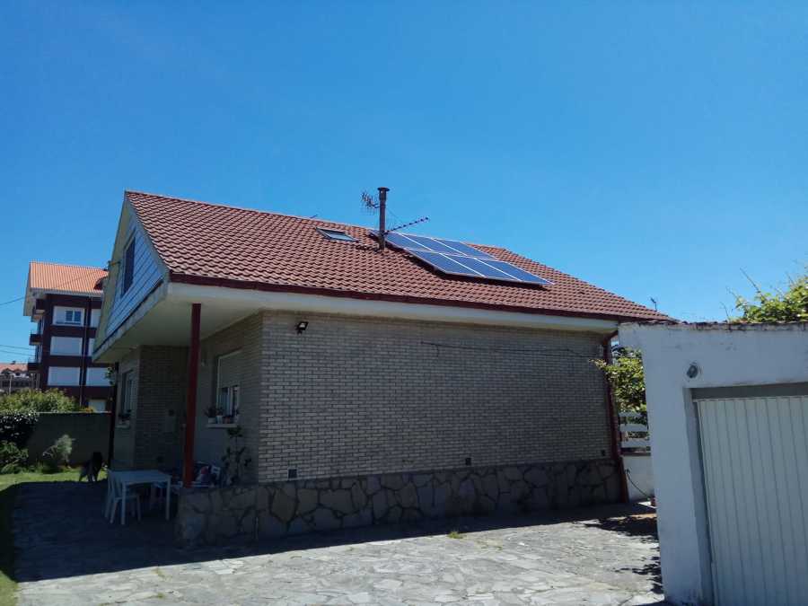Vivienda con paneles fotovoltaicos