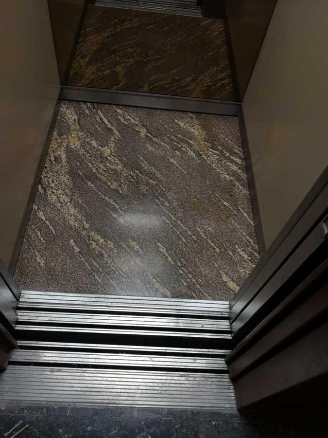 Limpieza general y abrillantado de ascensor