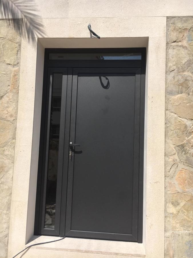 Puerta de entrada aluminio gris antracita