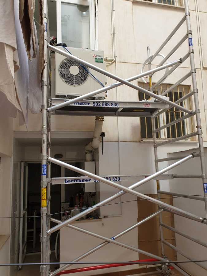 Instalación unidad exterior con andamio