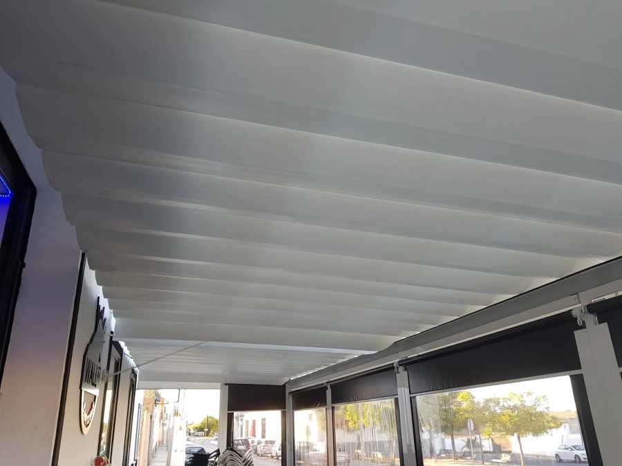 estructura con toldos planos y verticales