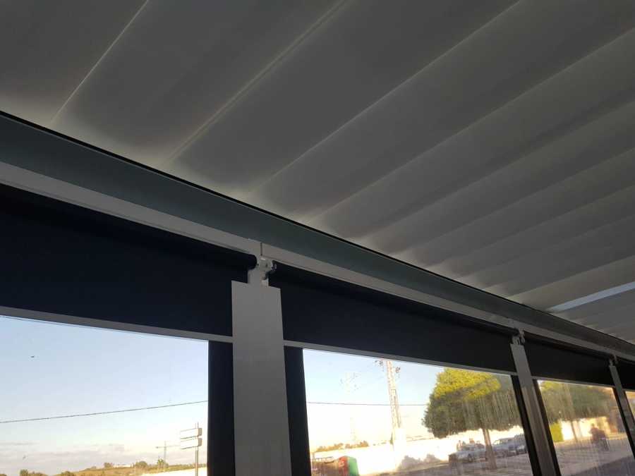 estructura con toldos planos y verticales