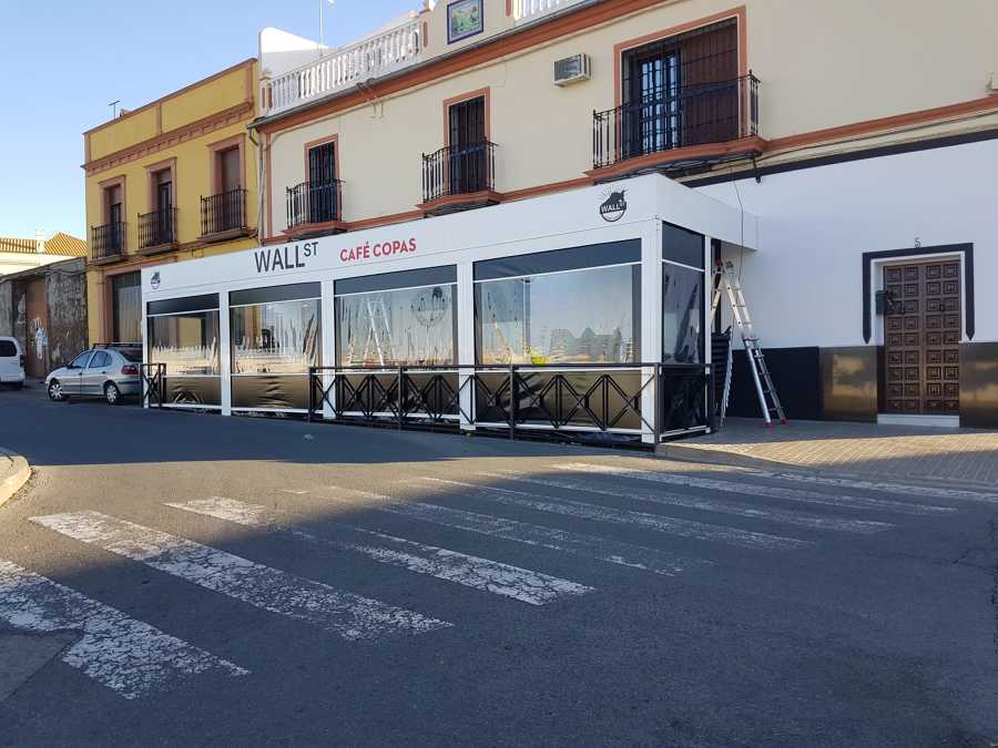 estructura con toldos planos y verticales