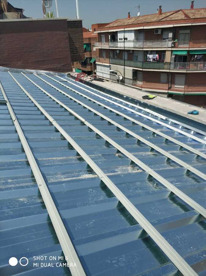 COLOCACIÓN DE RASTEL DE 2CM ENCIMA DE CHAPA TRAPEZOIDAL