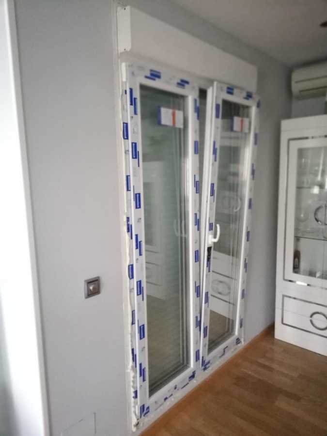 Balconera con dos hojas oscilobatientes DECEUNINCK LEGEND 80