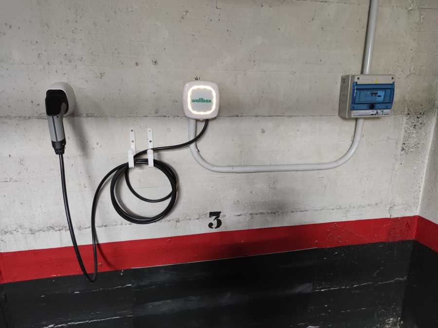 Instalación cargador Wallbox en garaje comunitario.