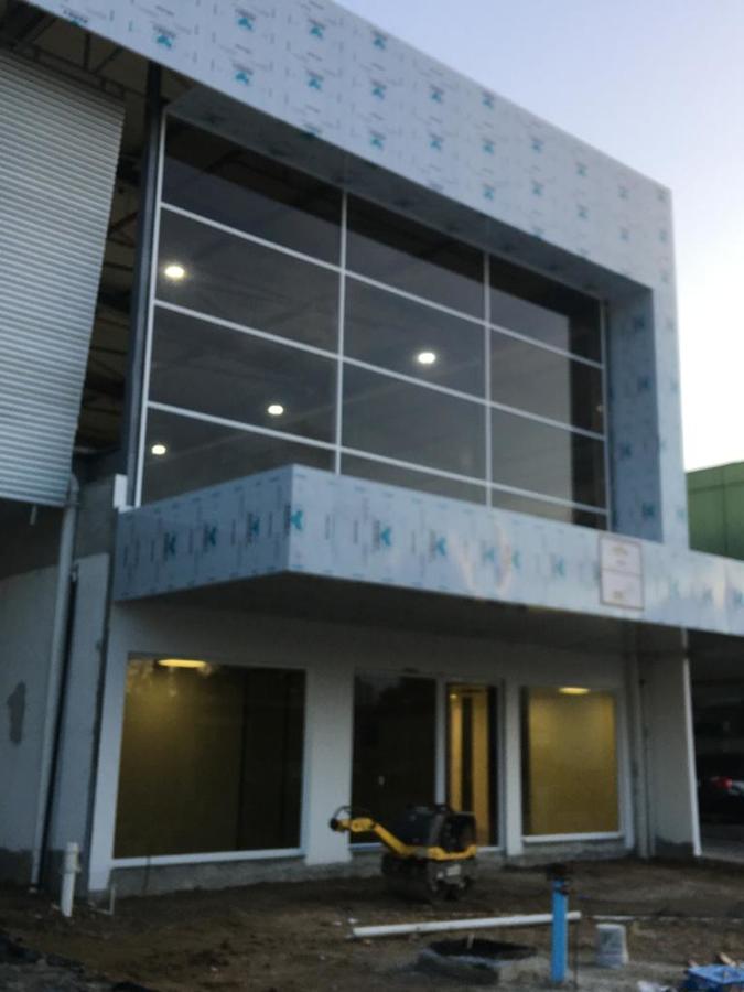 Oficinas y deposito para empresa de servicios