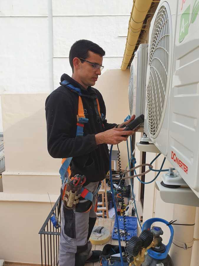 Comprobación y recarga de gas refrigereante y reparación de placas electrónicas