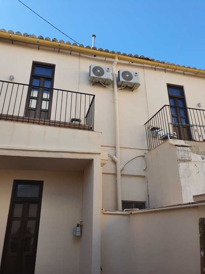 Instalación de unidades exteriores en fachada de vivienda