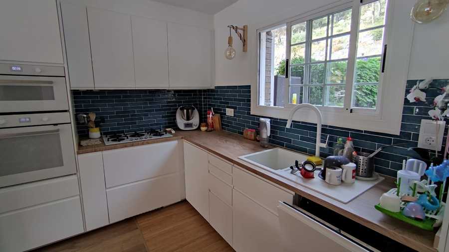 COCINA EN CASA ADOSADA.