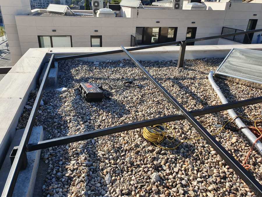 Estructura artesanal fabricada con hierro para paneles solares