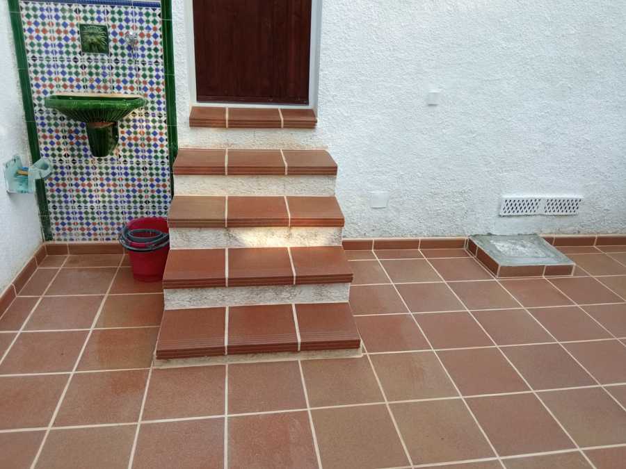 Escalera y piso de terraza