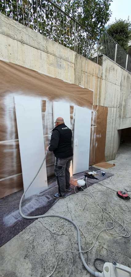 Puertas pintadas y restauradas