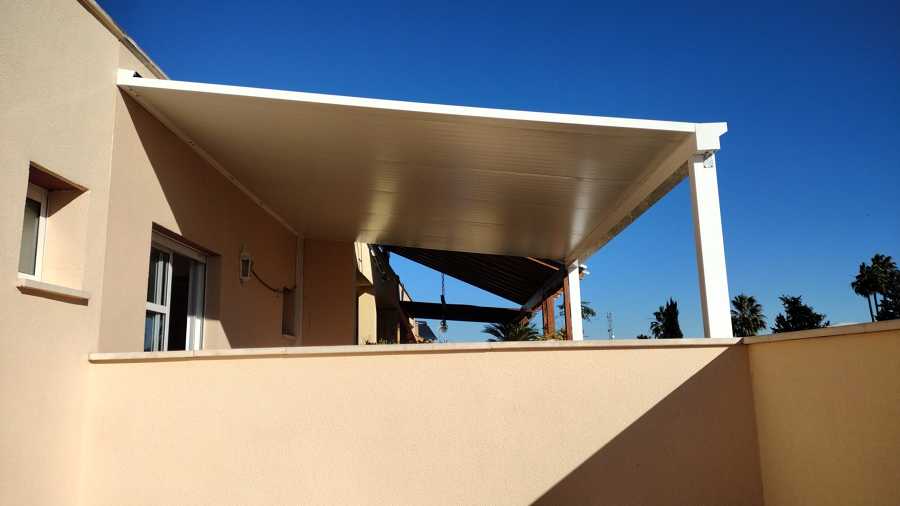 TECHO FIJO ALUMINIO Y PANEL SANDWICH AUTOPORTANTE