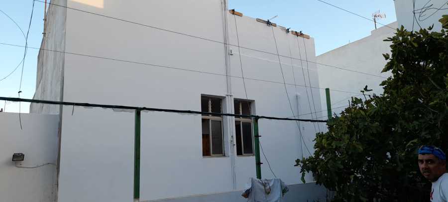 Parte trasera con una mano de pintura