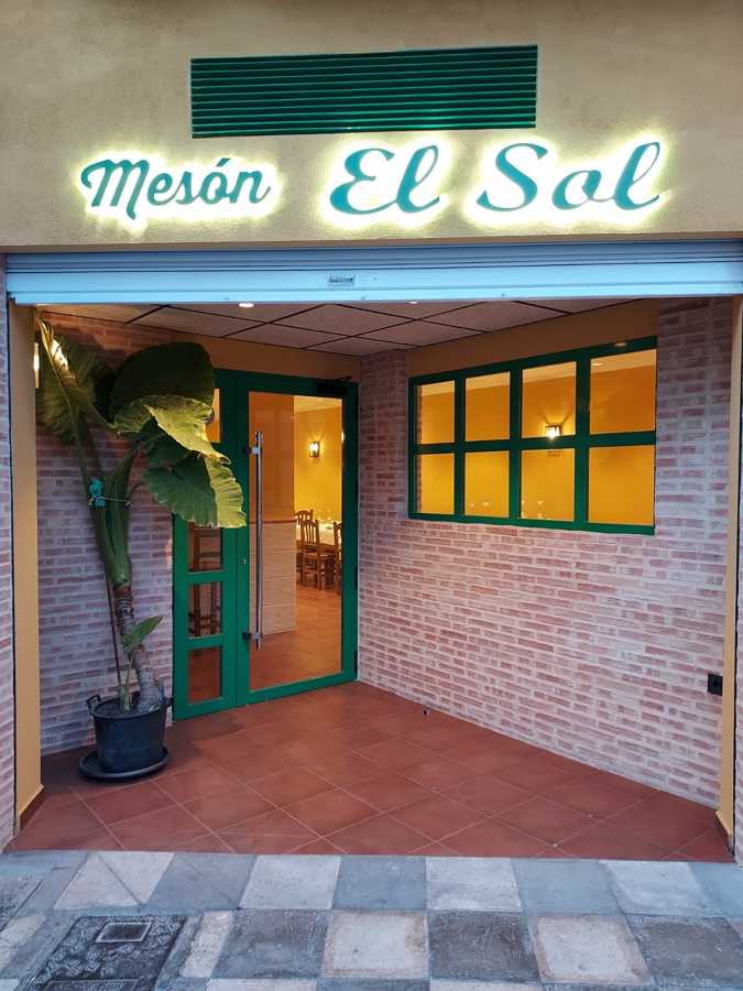 Cerramiento y entrada de restaurante