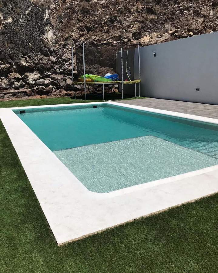 PISCINA EN FORMA RECTANGULAR CON PLATAFORMA