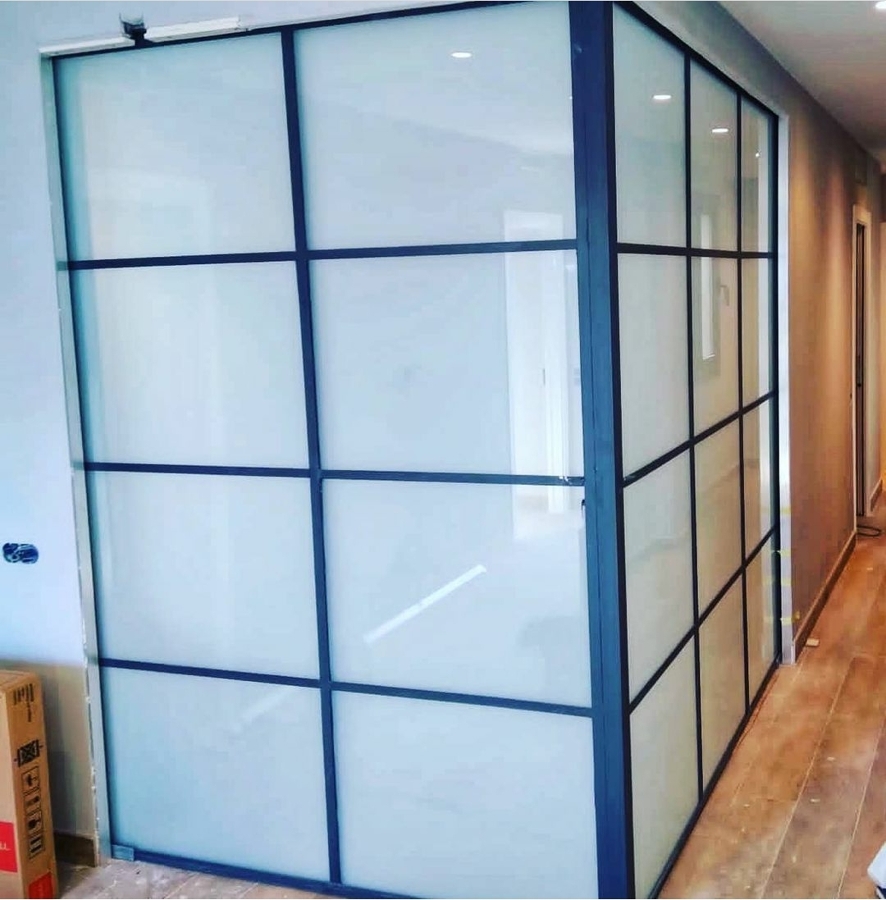 Tancament de vidres i ferro. Última tendència en decoració d'interiors