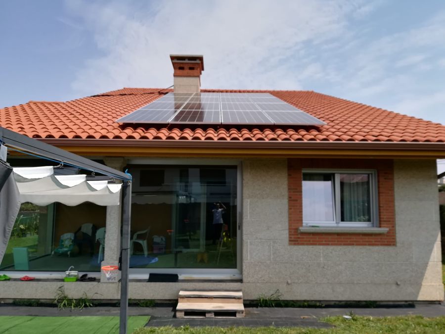 Placas solares en tejado de teja.