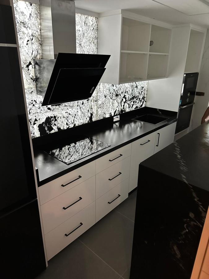 Cocina y piedra retroiluminada