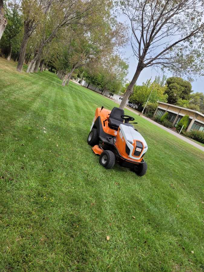 Mantenimiento de jardín con tractor corta césped