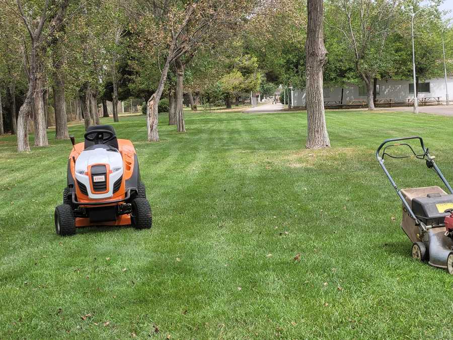 Mantenimiento de jardín con tractor corta césped