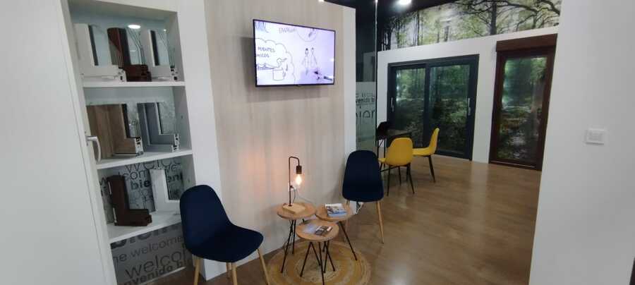 INTERIOR SHOWROOM CON PANTALLA INFORMATIVA