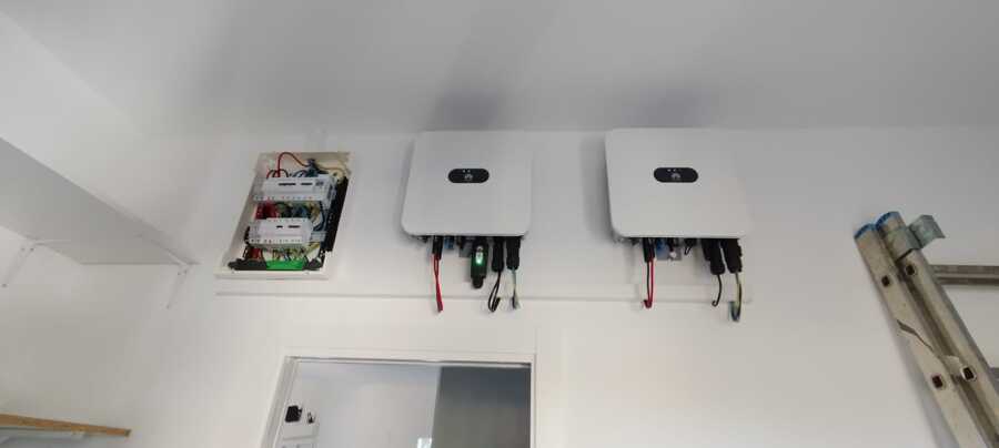 Detalle inversores y caja de protecciones