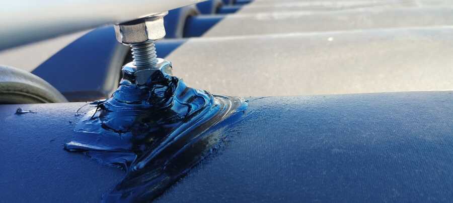 Detalle sellado de perforaciones en tejado