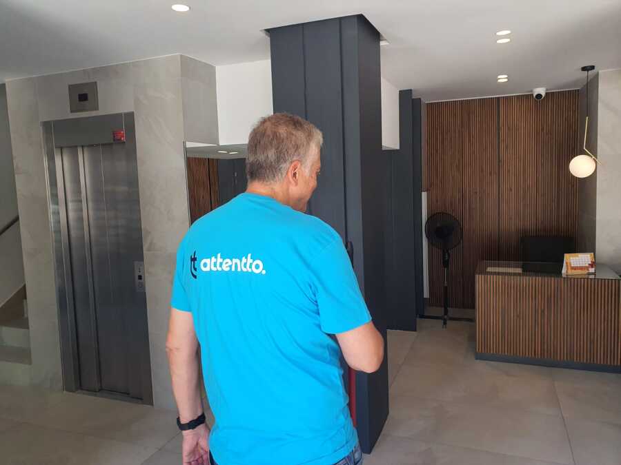 Conserje escalera Attentto