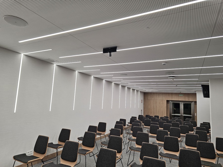 Instalación de tiras LED en salón de usos varios.