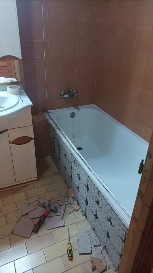 Antes: Baño con bañera anticuada y poco funcional