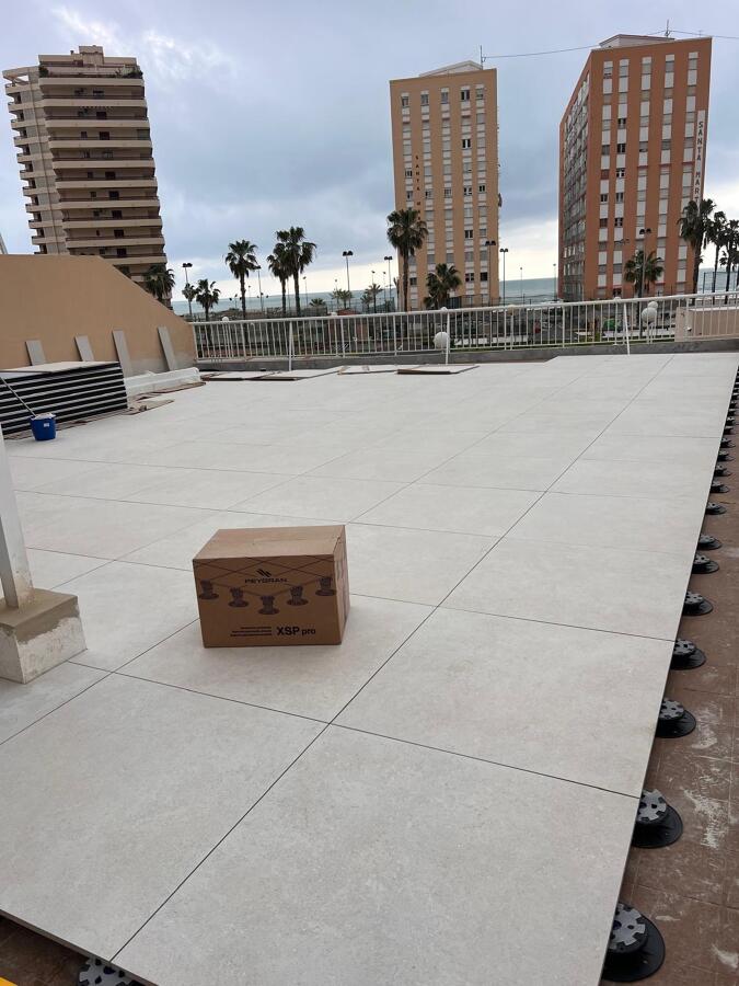 terraza con pavimento elevado