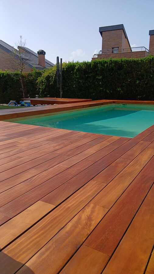 3. Transformación al Borde de la Piscina: Madera Renovada con Estilo