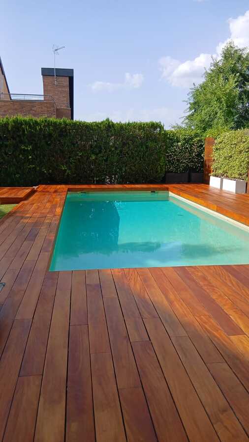 2. Transformación al Borde de la Piscina: Madera Renovada con Estilo