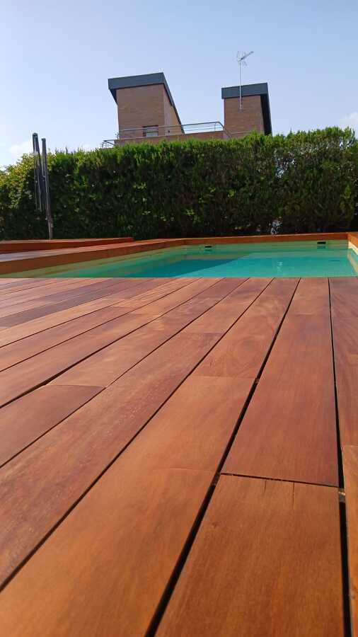 4. Transformación al Borde de la Piscina: Madera Renovada con Estilo