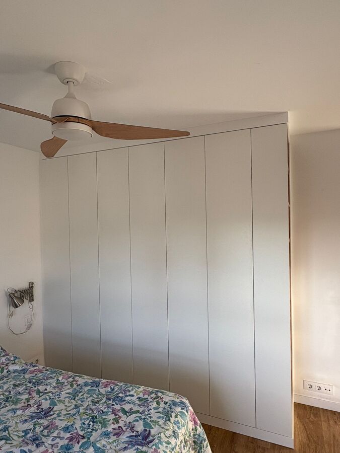 Armario 6 puertas abatibles con estanteria lateral