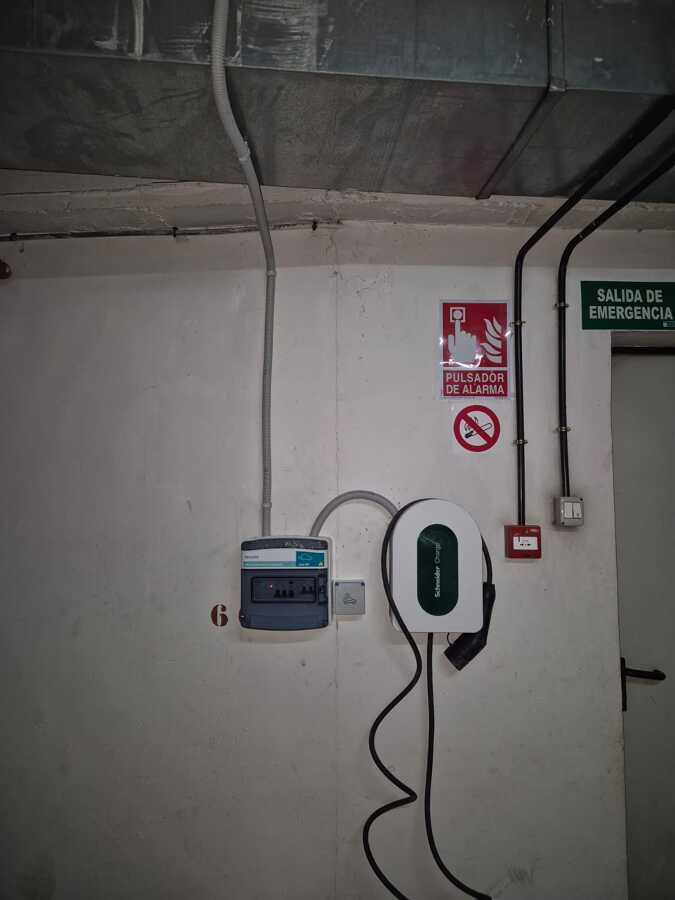 Cargador Vehiculo electrico con rearme automatico en comunidad