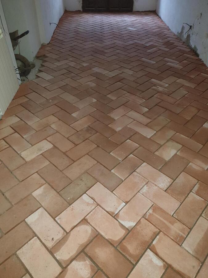 Colocación de solado en espiga con baldosa cerámica rústica
