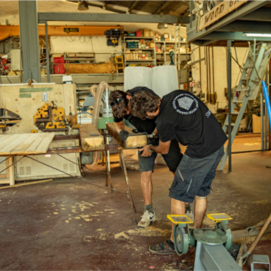 Wood Garage Trabajando en el taller