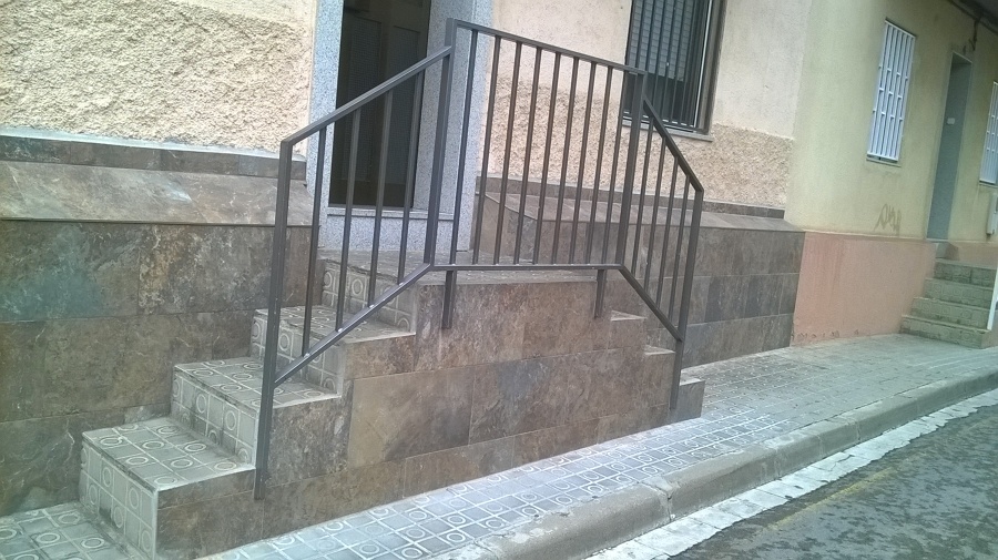 Corte de escalera alicatado exterior